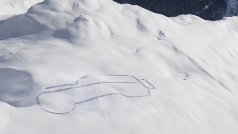 “Ζωγράφισε” ένα Land Rover περπατώντας στο χιόνι (vid)