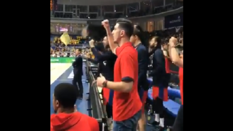 «Ζει» το ματς ο Ντε Κολό από τον πάγκο! (vid)