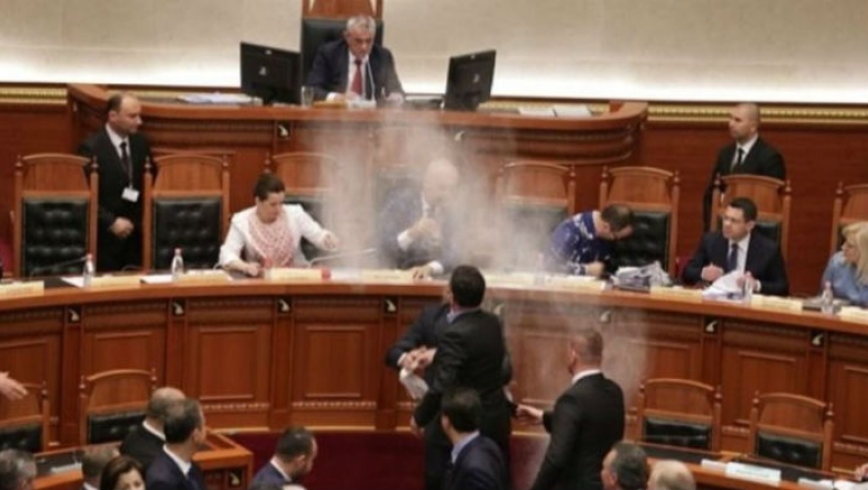 Αλεύρωσαν τον Έντι Ράμα μέσα στη βουλή της Αλβανίας (vids)
