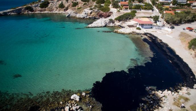 Άνοιξαν στο κοινό οι παραλίες του Σαρωνικού που είχε απαγορευθεί το κολύμπι εξαιτίας του «Αγία Ζώνη ΙΙ»