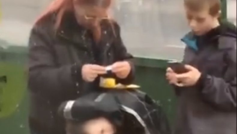 Μητέρα χρησιμοποιεί την πλάτη του γιου της για να στρίψει τσιγάρο (vid)