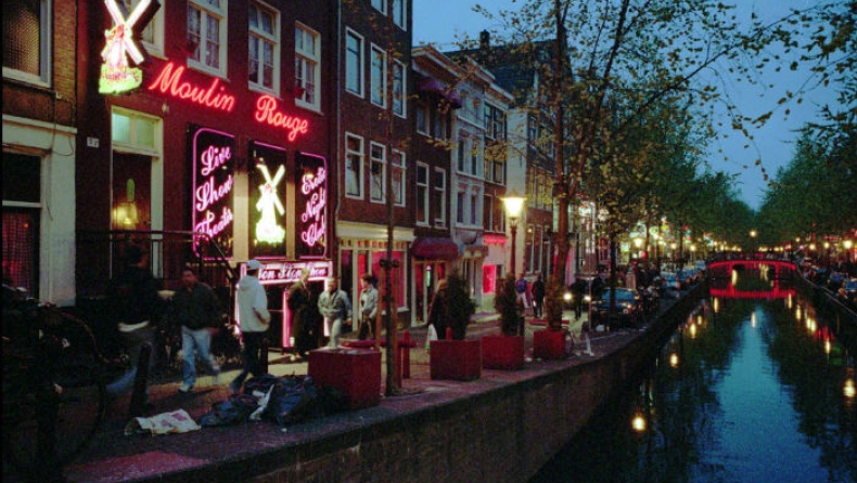 Το μεγάλο πρόβλημα του Άμστερνταμ με τις πεταμένες τσίχλες