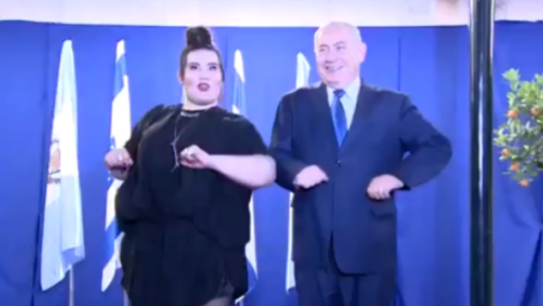 O Νετανιάχου έκανε ένα... διάλειμμα για να κάνει τον χορό της κότας με τη Νέτα (vid)