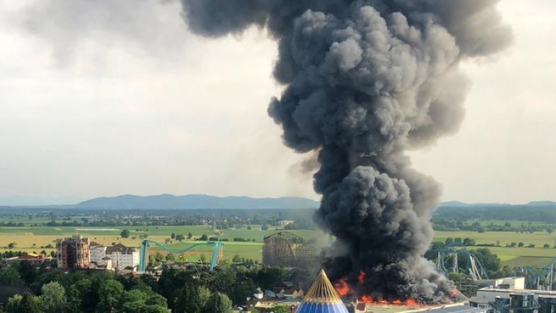 Θεματικό πάρκο αναψυχής καταστράφηκε από πυρκαγιά, 7 τραυματίες πυροσβέστες (vids)