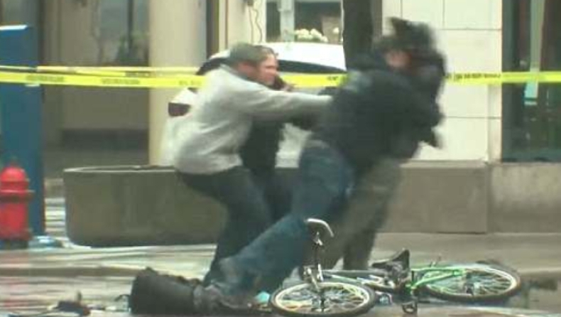 «Μπουχτισμένος» ποδηλάτης «απενεργοποιεί βόμβα» και δέχεται τάκλιν από αστυνομικούς (vid)