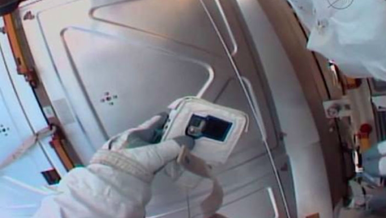 Η στιγμή που ένας αστροναύτης καταλαβαίνει ότι η κάμερα που έχει του είναι άχρηστη (pic & vid)