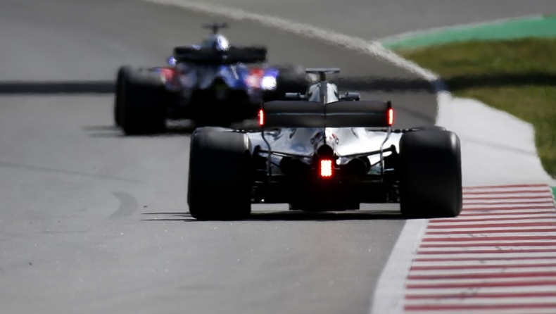 Φώτα στην πίσω πτέρυγα δοκίμασε η Mercedes