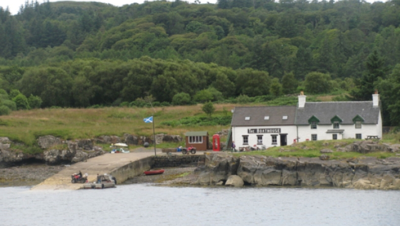 Πέντε κάτοικοι μικρού νησιού της Σκωτίας, το αγόρασαν έναντι 4,5 εκ. λιρών (pics)
