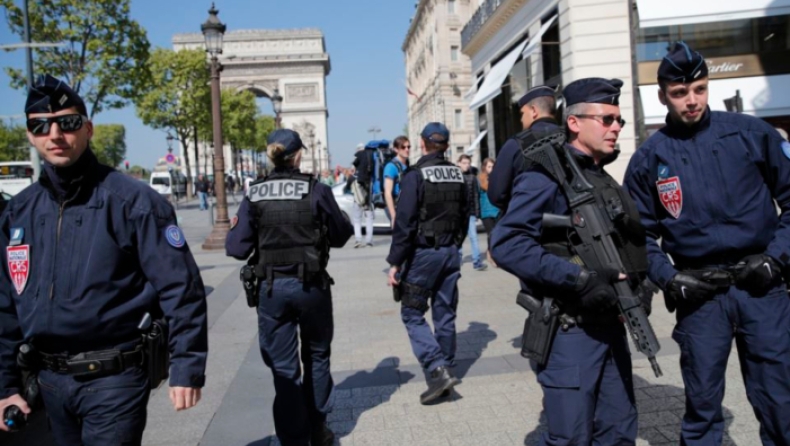 Γάλλος αστυνομικός έραψε στην στολή του τη φράση «Μολών Λαβέ» και ελέγχεται πειθαρχικά (pic)