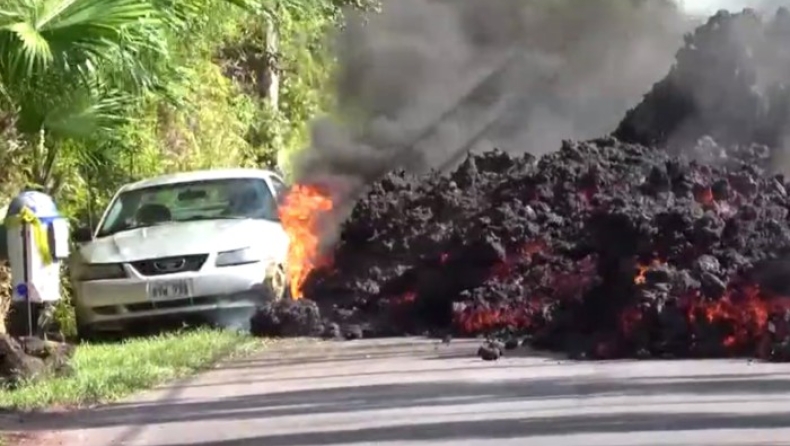 H στιγμή που η λάβα στη Χαβάη «καταπίνει» αυτοκίνητο (pic & vids)