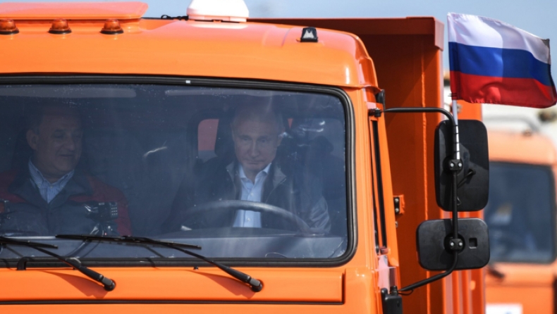 O Πoύτιν... φορτηγατζής και το διαδίκτυο στα «κάγκελα» (pics & vids)