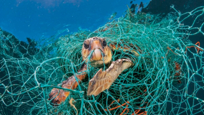 Το πλαστικό «πνίγει» τις θάλασσες του πλανήτη (pics)