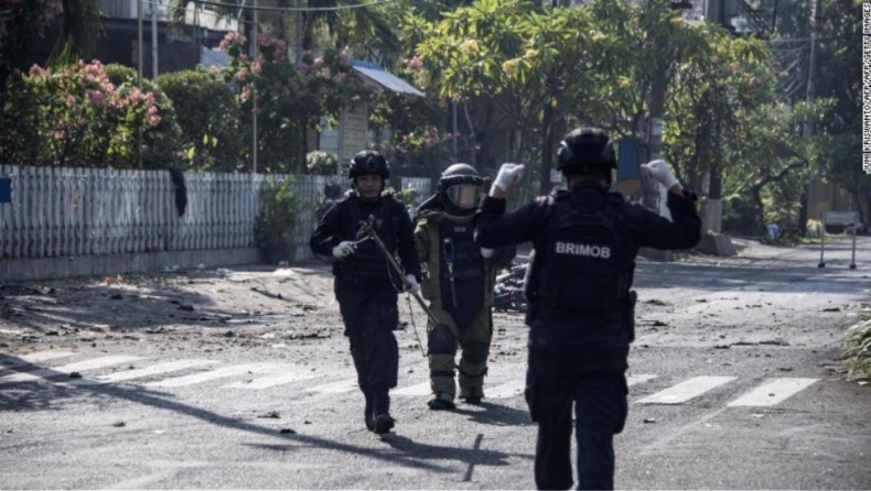 Πολύνεκρη τριπλή επίθεση καμικάζι σε εκκλησίες της Ινδονησίας, 8 νεκροί (vid)