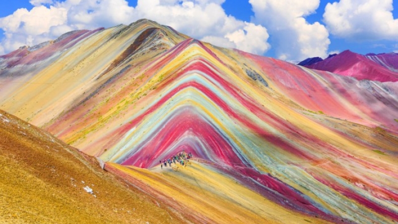 Βουνό στο Περού «βαμμένο» στα χρώματα του ουράνιου τόξου (pics & vid)