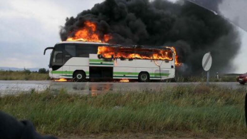 Λεωφορείο στον Έβρο χτυπήθηκε από κεραυνό και κάηκε ολοσχερώς (pics)