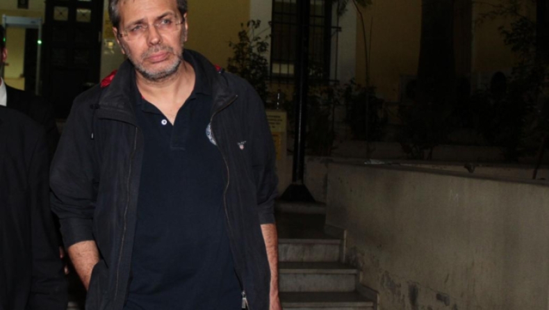Στη ΓΑΔΑ ο Στέφανος Χίος μετά τη σύλληψή του για το επίμαχο πρωτοσέλιδο του «Μακελειό»