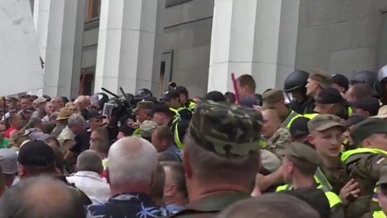 Διαδηλωτές προσπάθησαν να εισβάλουν στην ουκρανική Βουλή στο Κίεβο (pics & vid)