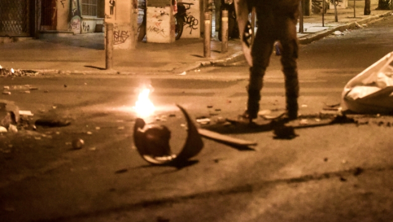 Επίθεση με βόμβες μολότοφ σε λεωφορείο των ΜΑΤ στη Θεσσαλονίκη