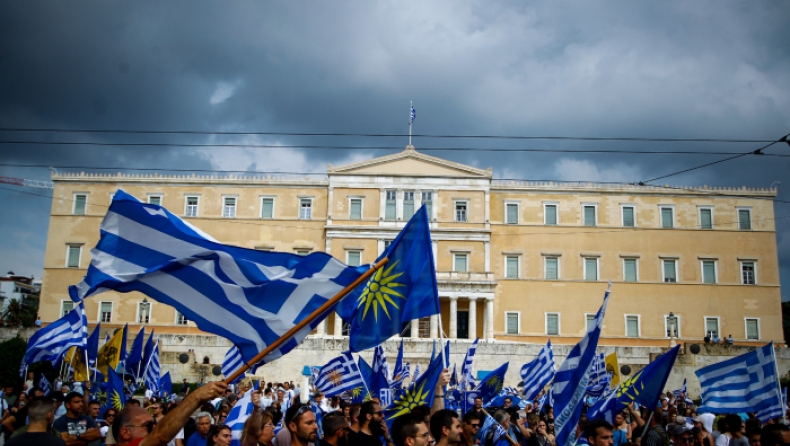 Το 68% των Ελλήνων διαφωνεί με τη συμφωνία για το ονοματολογικό