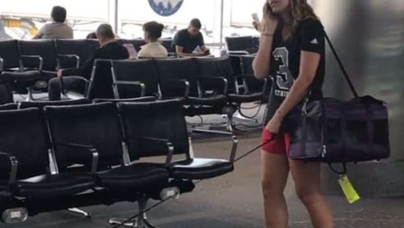 O σκύλος της τα έκανε μέσα στο αεροδρόμιο, αλλά εκείνη δεν έδωσε καμία σημασία (vid)