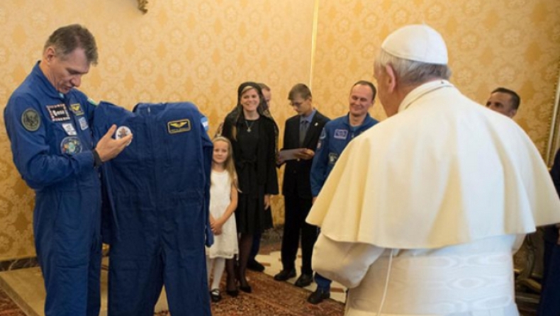Koσμοναύτες δώρισαν στον Πάπα Φραγκίσκο την δική του στολή αστροναύτη (pics & vid)