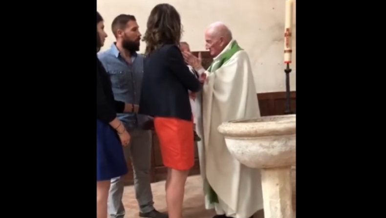 Καθολικός ιερέας χαστούκισε το μωρό που βάφτιζε επειδή... έκλαιγε (vid)