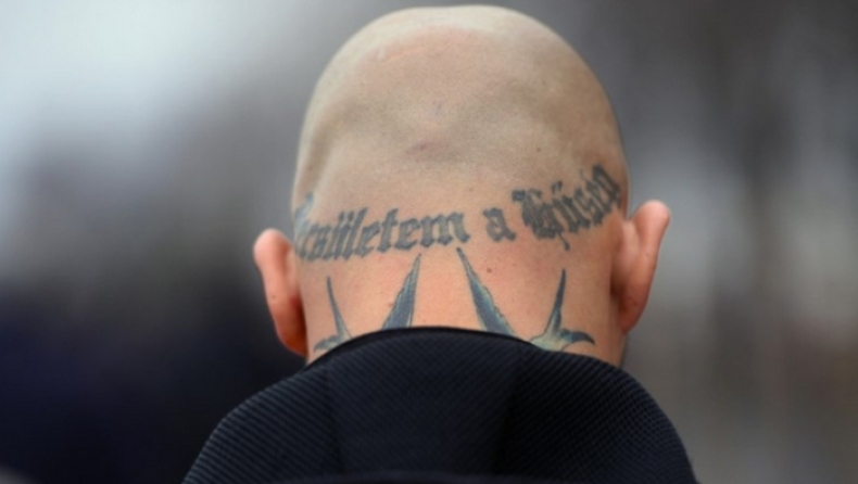 Δύο χρόνια φυλακή για 19χρονο νεοναζί με τατουάζ τον Χίτλερ και την σβάστικα