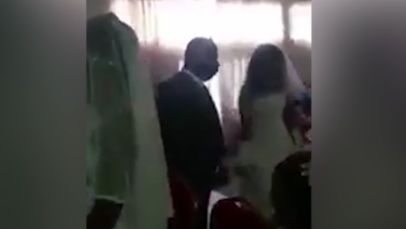 Νοτιοαφρικάνα πήγε ντυμένη νυφούλα στον γάμο του πρώην της (vid)