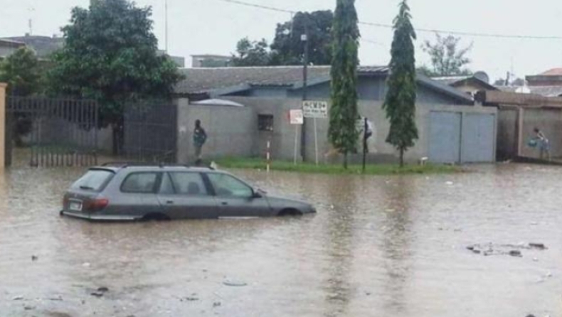 Θεομηνία και πλημμύρες στην Ακτή Ελεφαντοστού κόστισαν τη ζωή σε 18 κατοίκους