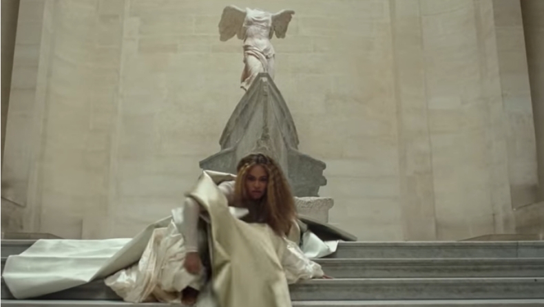 H Beyonce γύρισε video clip μέσα στο Λούβρο και ραπάρει μπροστά από τη Νίκη της Σαμοθράκης (vid)