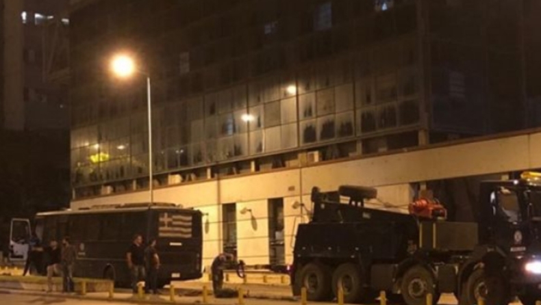 Η στιγμή της επίθεσης σε κλούβα των ΜΑΤ στη Θεσσαλονίκη (vid)