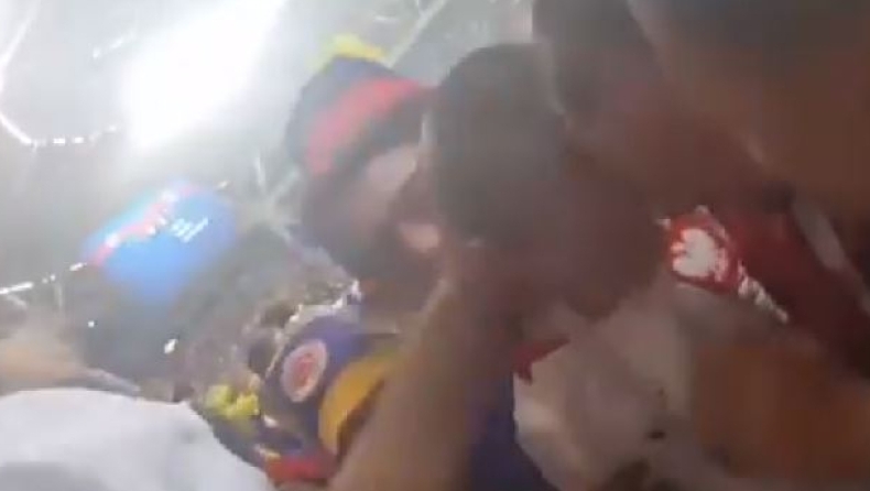 Οπαδοί της Κολομβίας παρηγορούν ένα μικρό φίλο της Πολωνίας που κλαίει στην αγκαλιά του πατέρα του (vid)