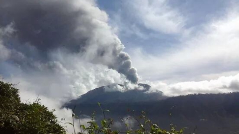 Ο Ρομπέρτο σε ηφαίστειο στην Κόστα Ρίκα! (pic)