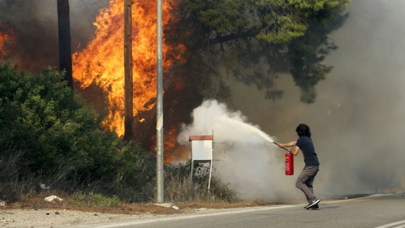 Συνεχίζουν οι φωτιές σε Κινέτα και Καλλιτεχνούπολη