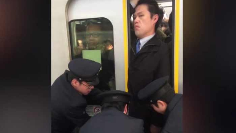 Το απίστευτο στριμωξίδι στο μετρό του Τόκιο: Σαν σαρδέλες στιβάζονται οι επιβάτες (vid)