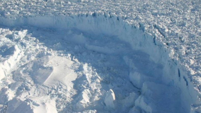 Η στιγμή που κομμάτι παγετώνα μήκους 7 χιλιομέτρων αποκολλάται από παγετώνα της Γροιλανδίας (vid)