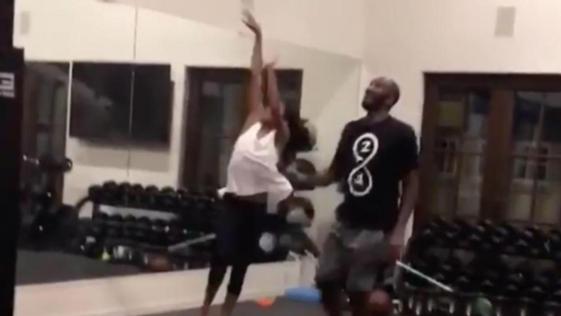 Μαθαίνει στην κόρη του το... Mamba mentality o Κόμπι! (vid)