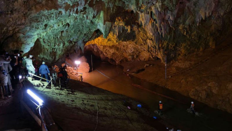 Ένας δύτης σκοτώθηκε στο σπήλαιο της Ταϊλάνδης που είναι εγκλωβισμένα παιδιά