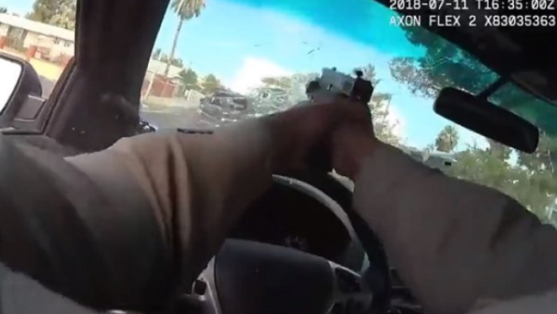 Αστυνομικός πυροβολεί μέσα από το παρμπρίζ περιπολικού κατά τη διάρκεια καταδίωξης (vid)
