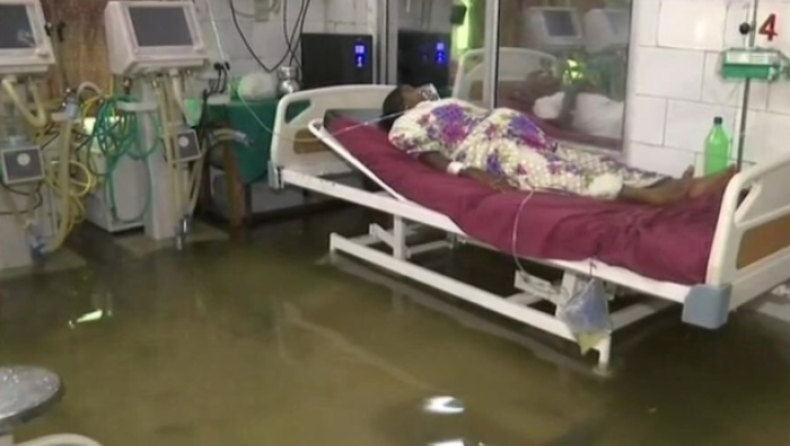 Ψάρια κολυμπούν σε πλημμυρισμένα νοσοκομεία της Ινδίας (pics & vids)