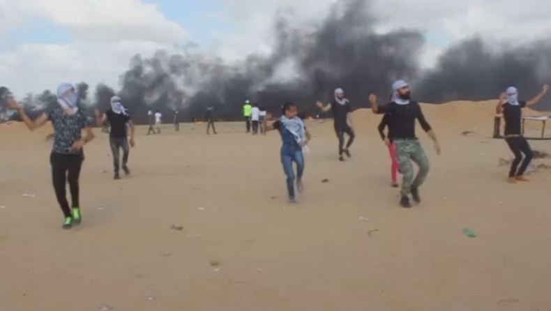 Παλαιστίνιοι χορεύουν τον «χορό της επιστροφής» εν μέσω πυρών στη λωρίδα της Γάζας (vids)