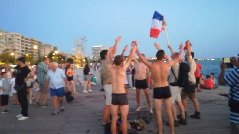 Γάλλοι βούτηξαν στον Θερμαϊκό για να πανηγυρίσουν για το Μουντιάλ! (vid)
