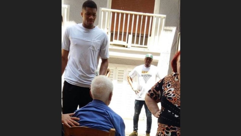 Ο Γιάννης βοήθησε ηλικιωμένο που κατέρρεε στον δρόμο! (pic)