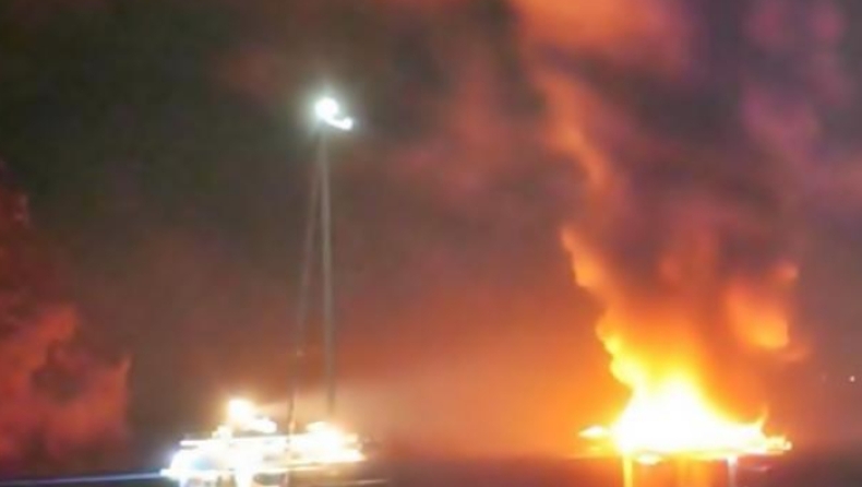 Κάηκε ολοσχερώς ιστιοπλοϊκό στη Ζάκυνθο (pics)