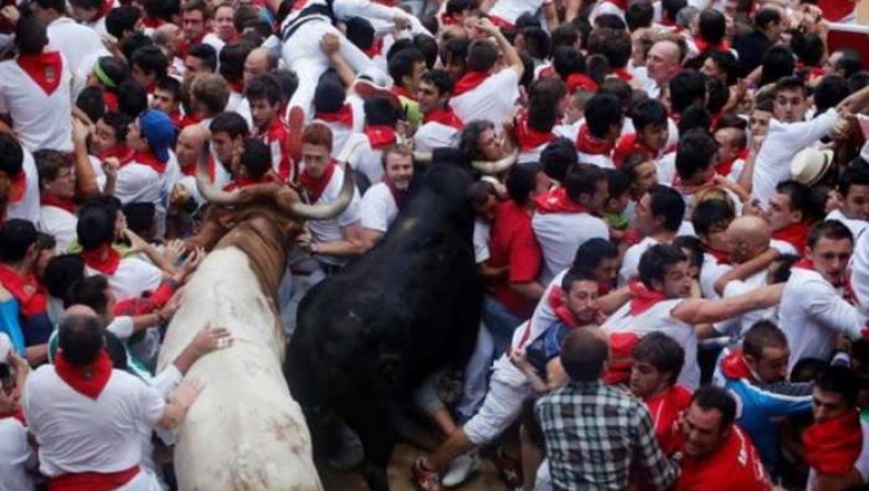 Πέντε τραυματίες στην Παμπλόνα στο παραδοσιακό κυνήγι από δεκάδες ταύρους (vid)