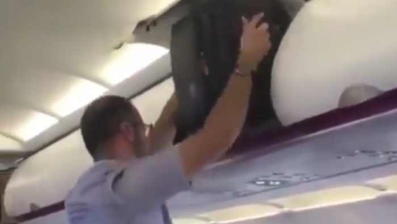 O επιβάτης που έγινε viral μετά την «μάχη» με την βαλίτσα του (vid)