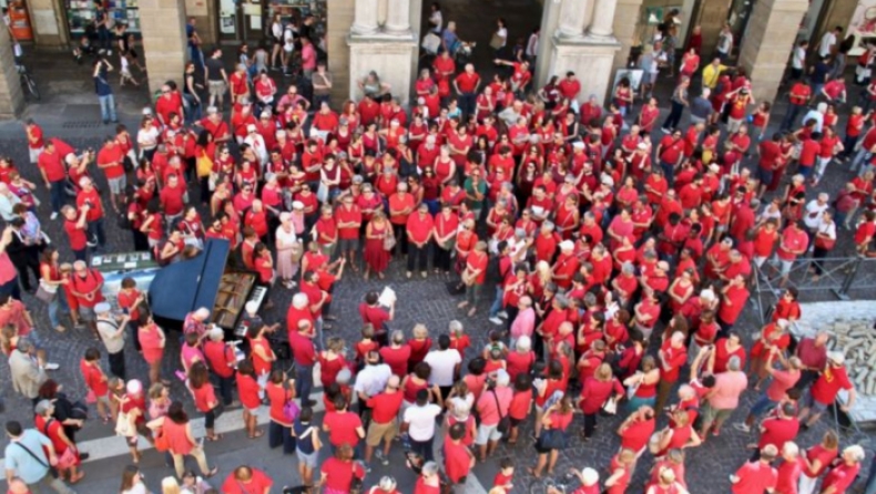 Στα «κόκκινα» εκατομμύρια Ιταλοί σε ένδειξη αλληλεγγύης στους πρόσφυγες (pics)