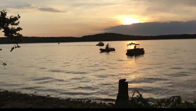 Τραγωδία στο Μιζούρι των ΗΠΑ: 17 νεκροί από ανατροπή βάρκας σε λίμνη (pics & vids)