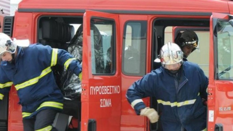 Φωτιά σε φορτηγό στην εθνική οδό Αθηνών - Κορίνθου (vid)