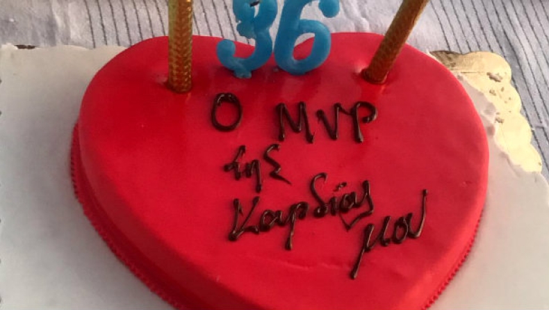 «Έσβησε» κεράκια ο MVP Σπανούλης (pic & vid)